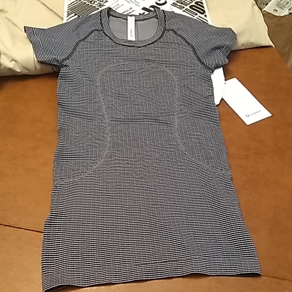 NWT Lululemon Swiftly Tech SS Crew, 4, TRNV/WHT - Picture 2 of 6
